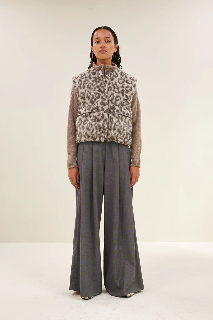 Maggie Sleeveless Leo Jacket - Leopard Print