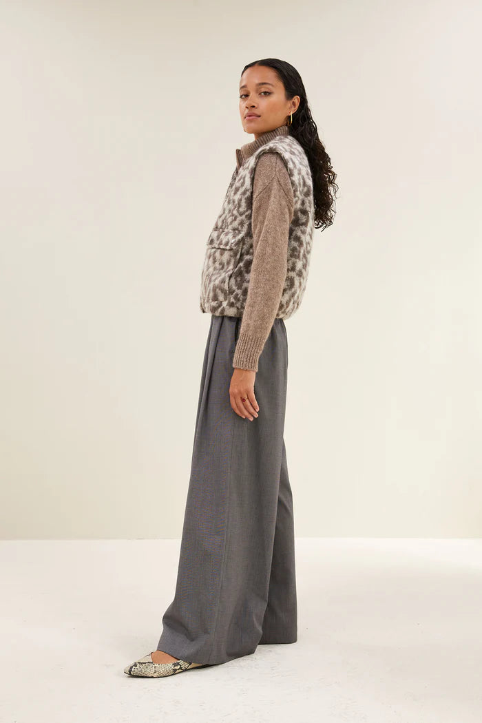 Maggie Sleeveless Leo Jacket - Leopard Print