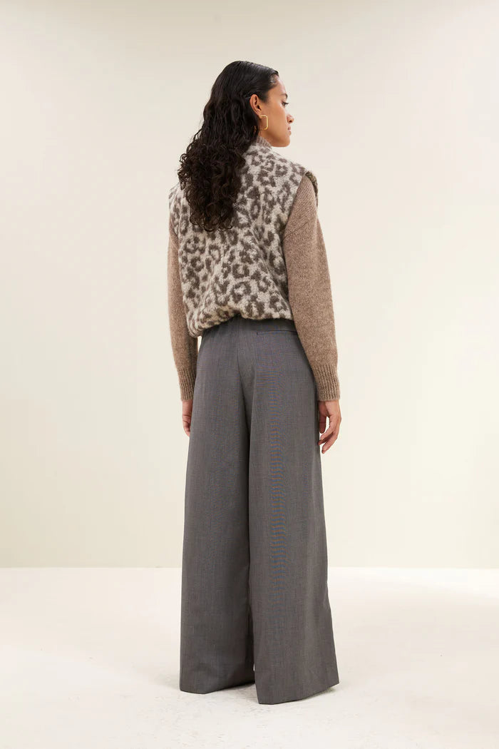 Maggie Sleeveless Leo Jacket - Leopard Print