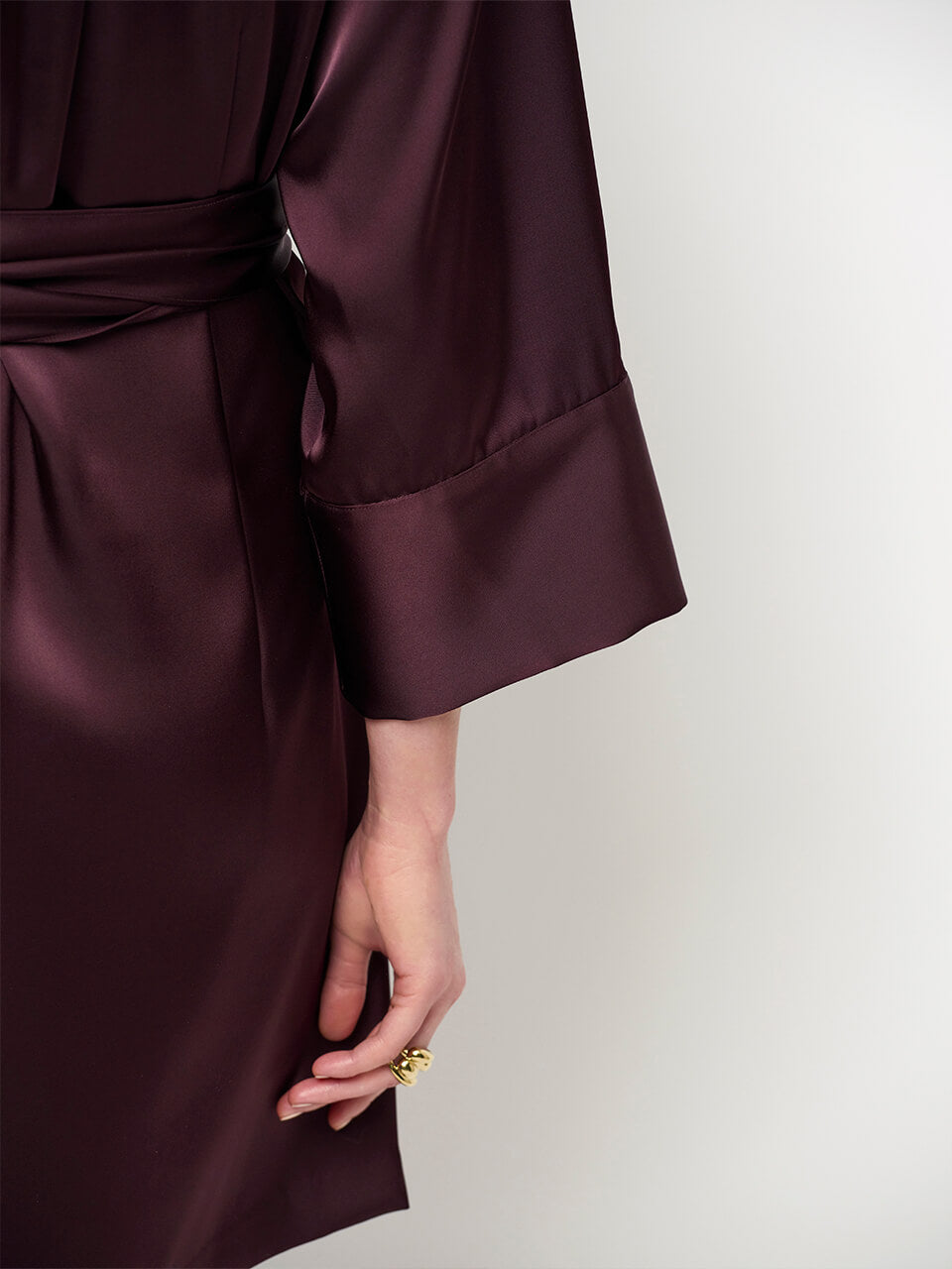 Noanne Satin-Hemd-Wickelkleid – Dark Plum