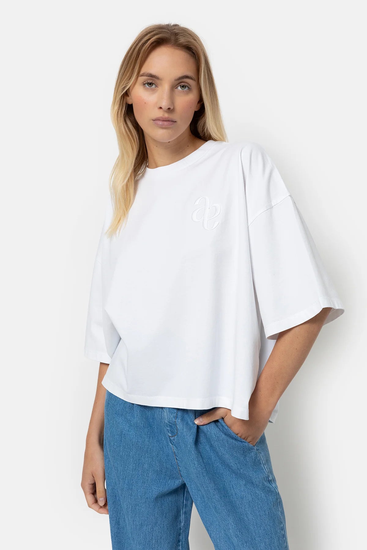 Eloise-A Boxy T-shirt with Avar - White