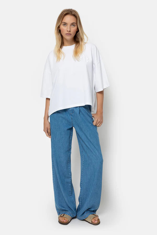 Eloise-A Boxy T-shirt with Avar - White