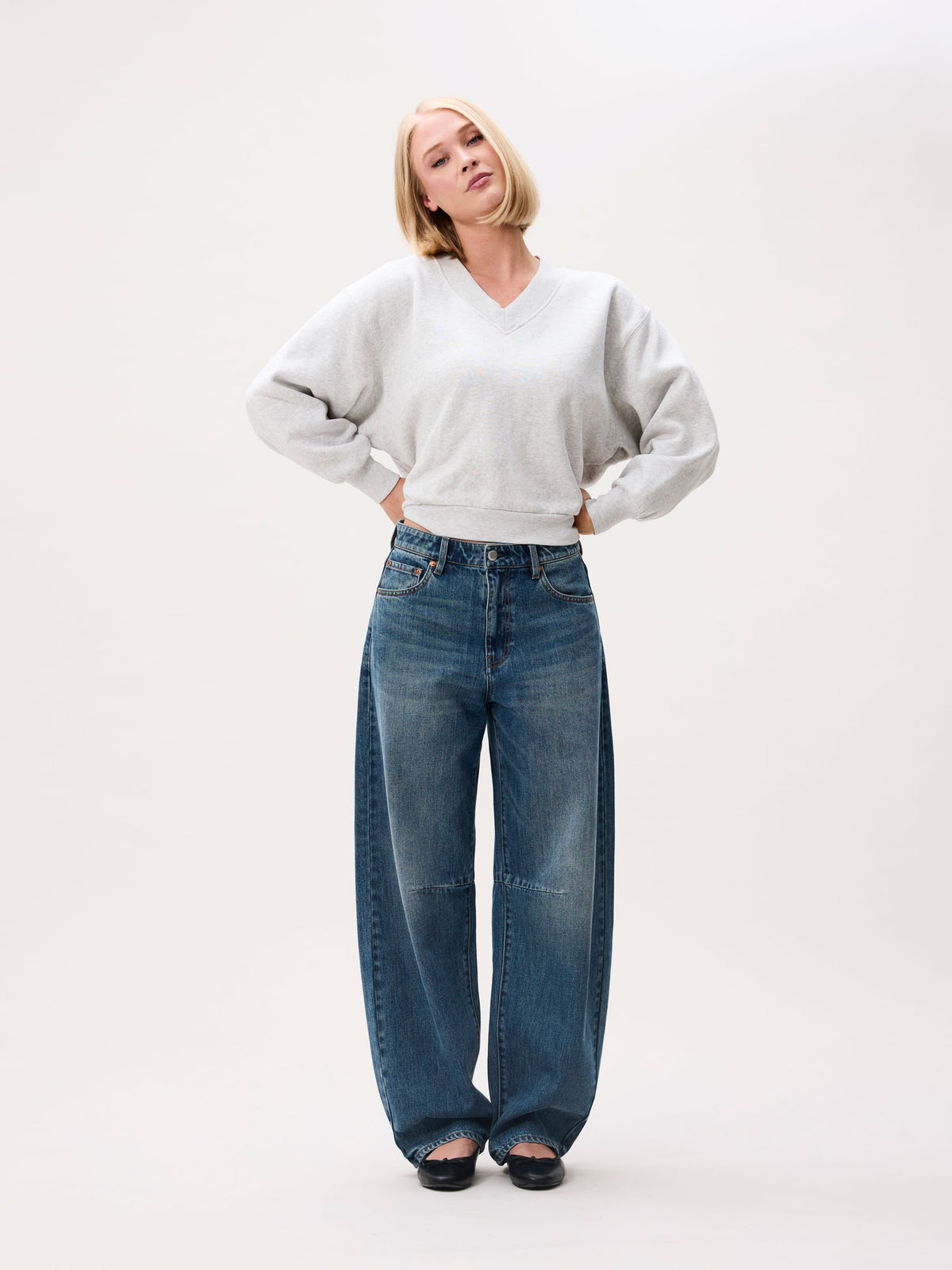 Bold Barrel Fit Jeans - Medium Blue