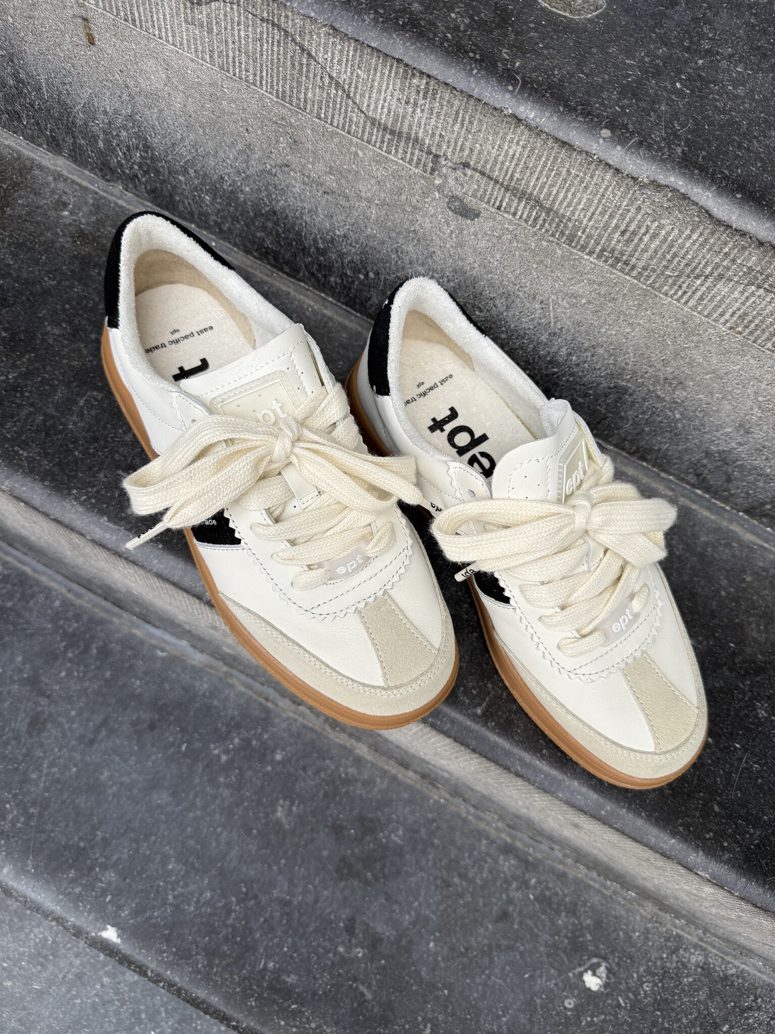 Santos - Off White Black