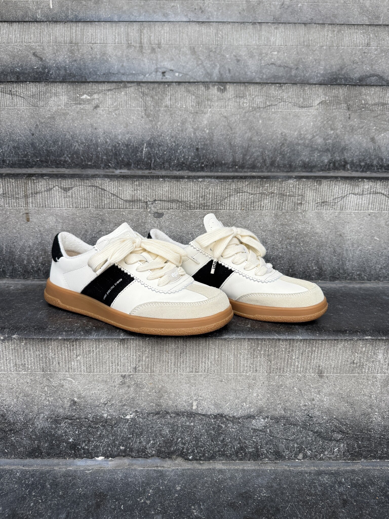 Santos - Off White Black
