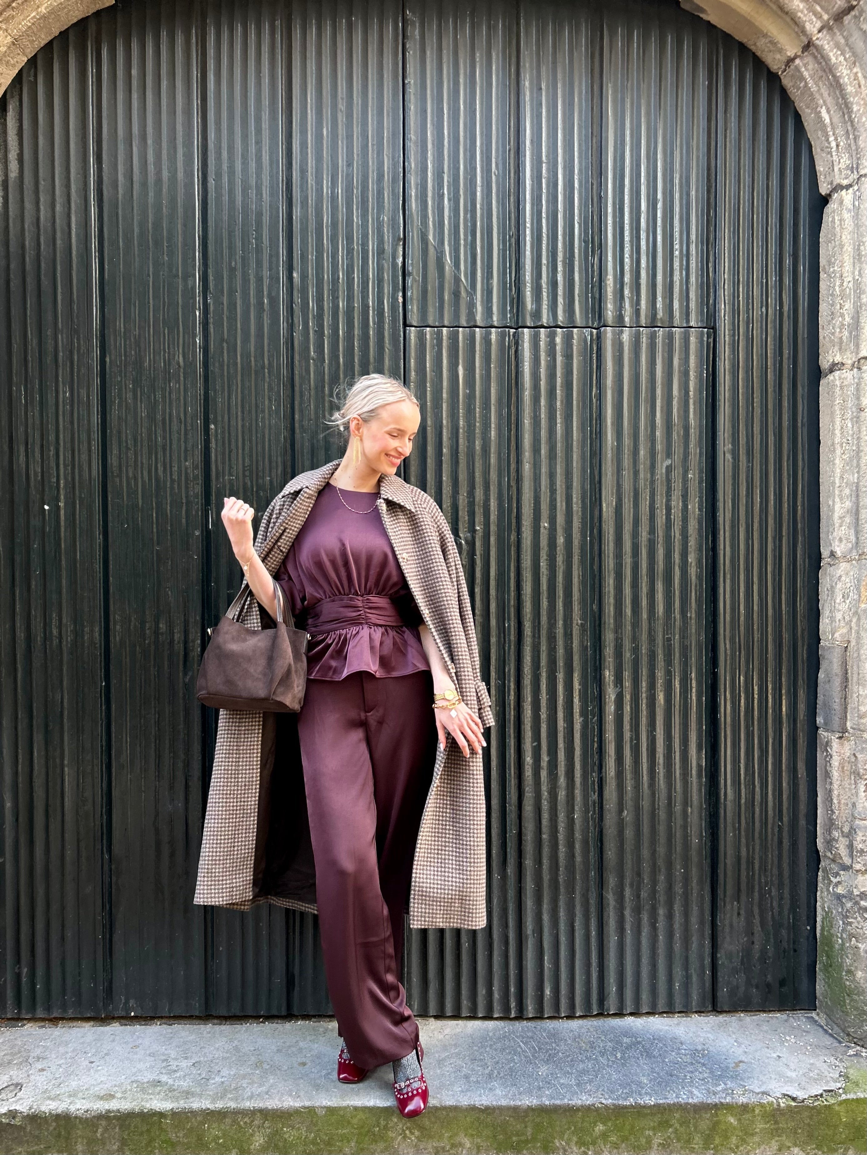 Annegret burgundy satin look