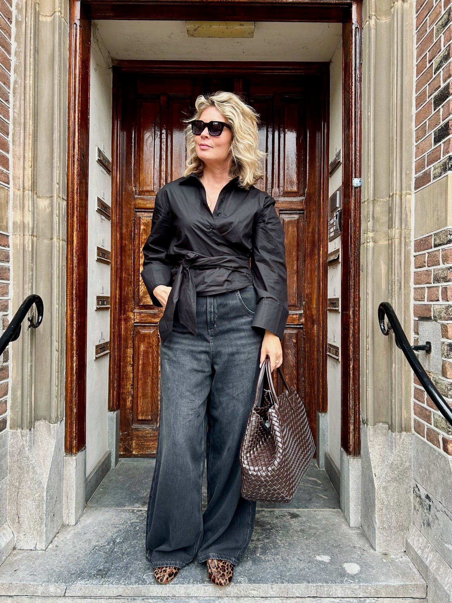 Black wrapblouse look