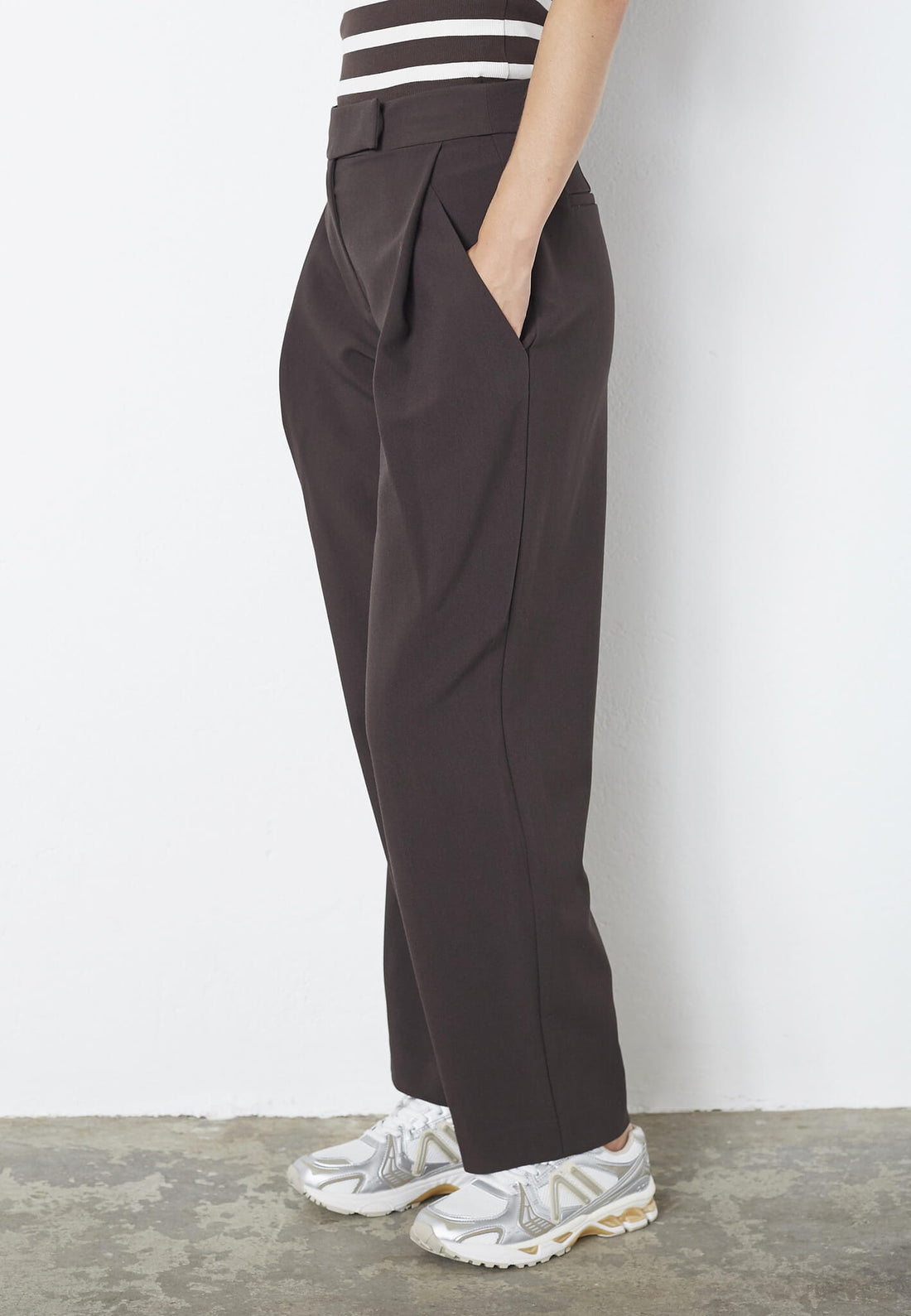 VolaCC Carrot Pleat LL Pant - Dark Brown