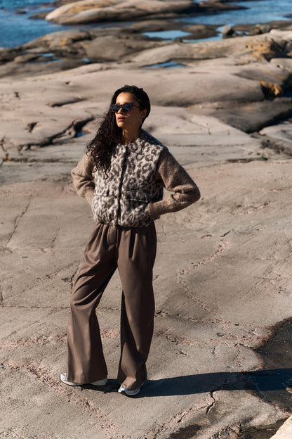 Maggie Sleeveless Leo Jacket - Leopard Print