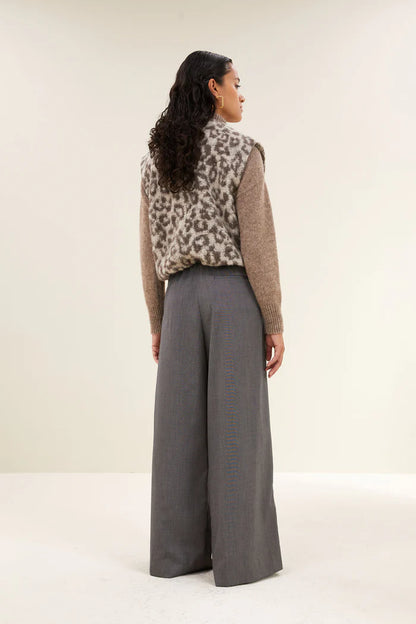 Maggie Sleeveless Leo Jacket - Leopard Print