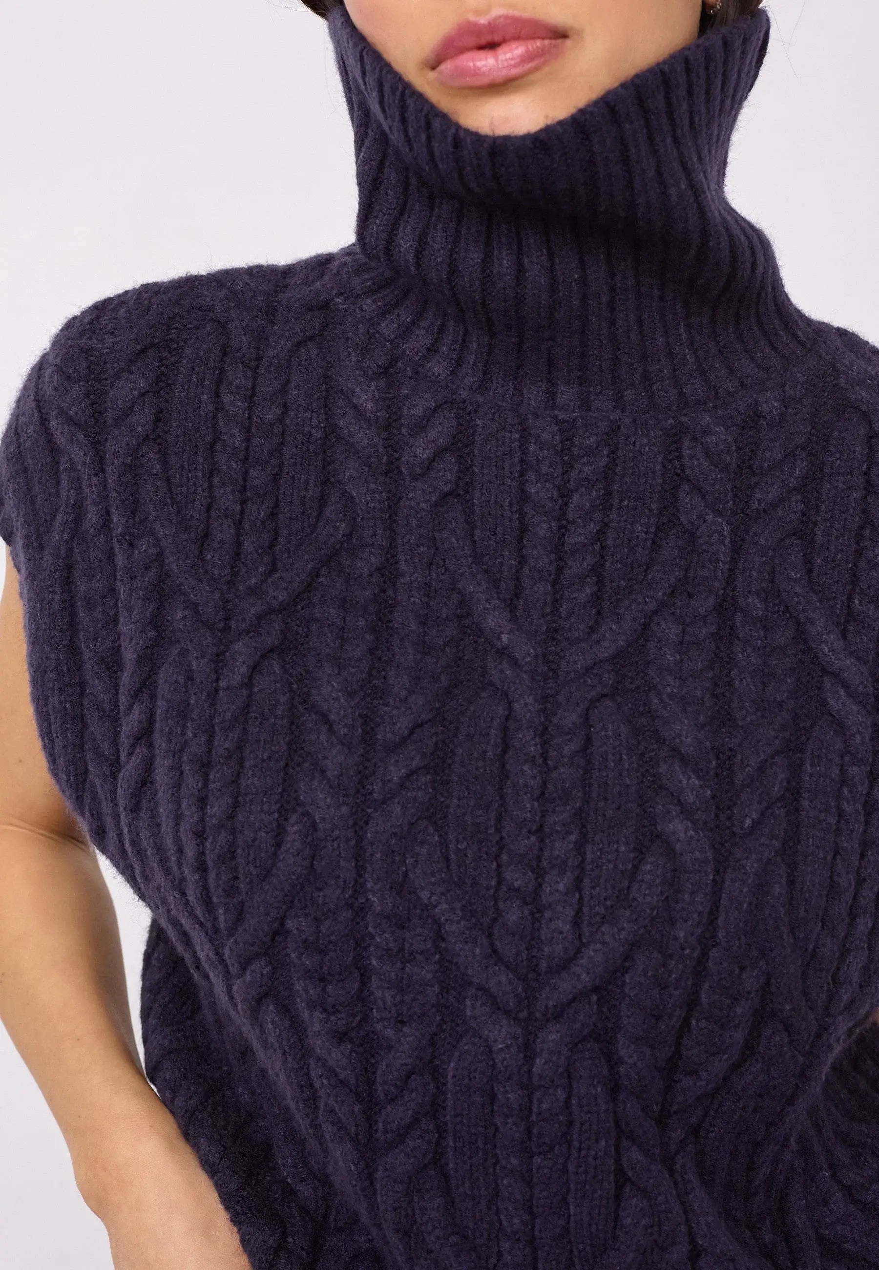 RowCC Oversize Cable Knit Vest - Navy