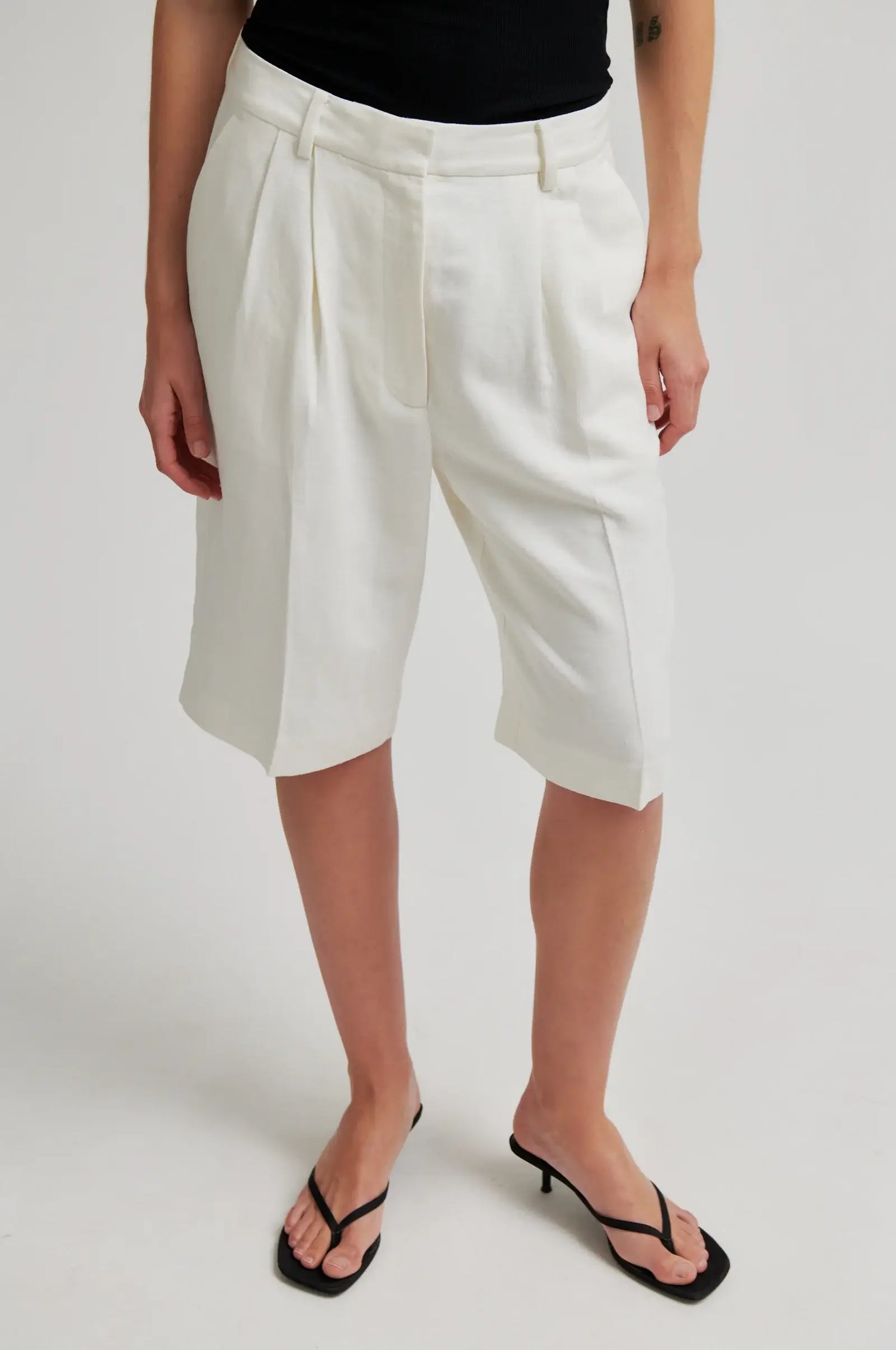 Lino Short - White Alyssum