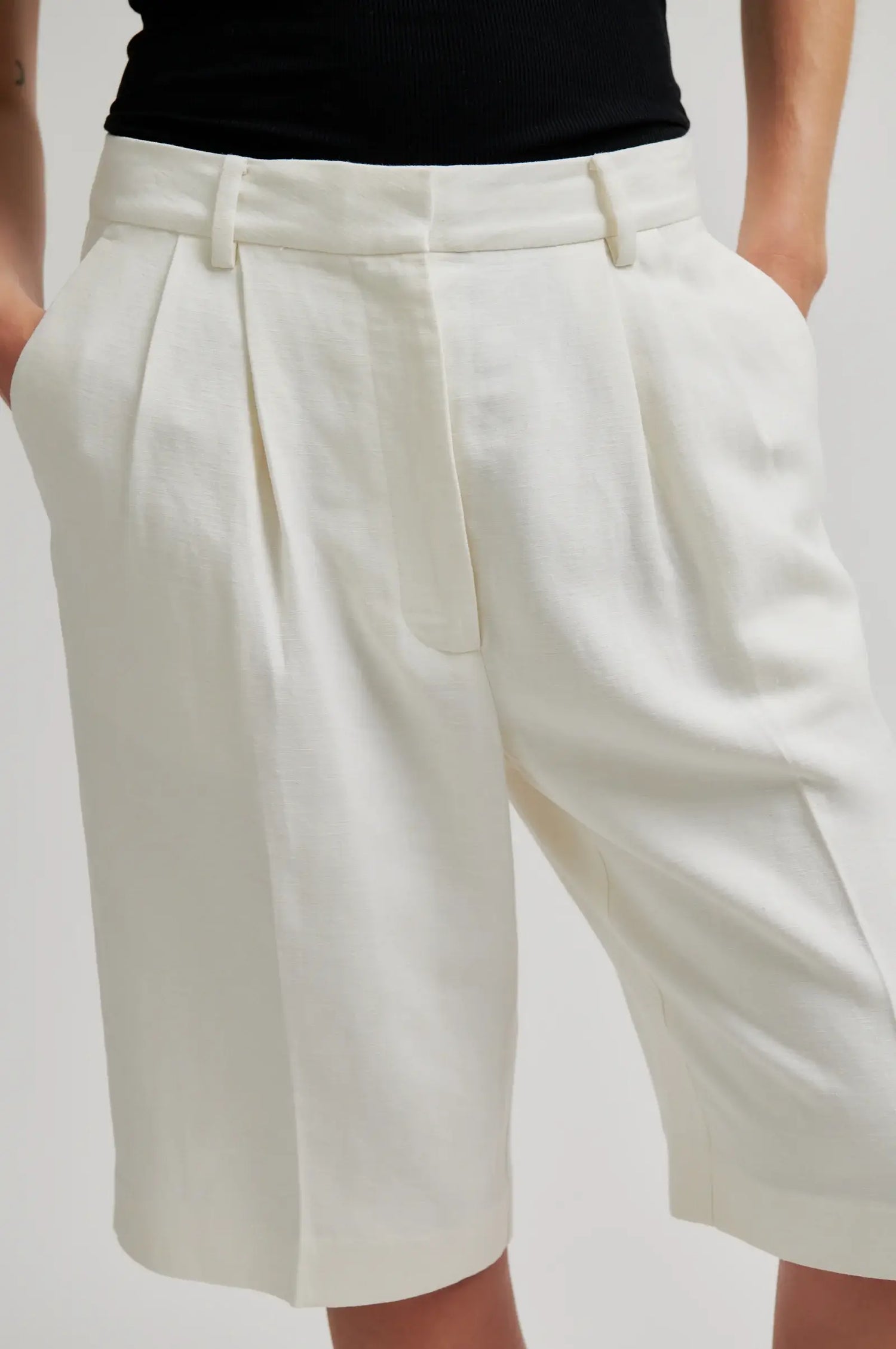 Lino Short - White Alyssum