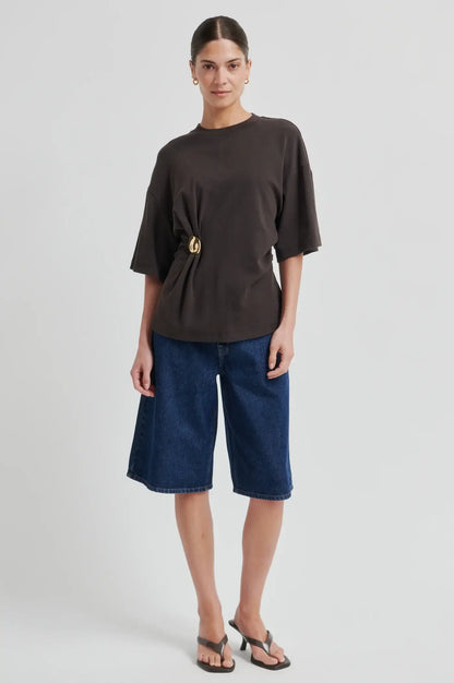 Enora Brooch Tee - Chocolate Torte