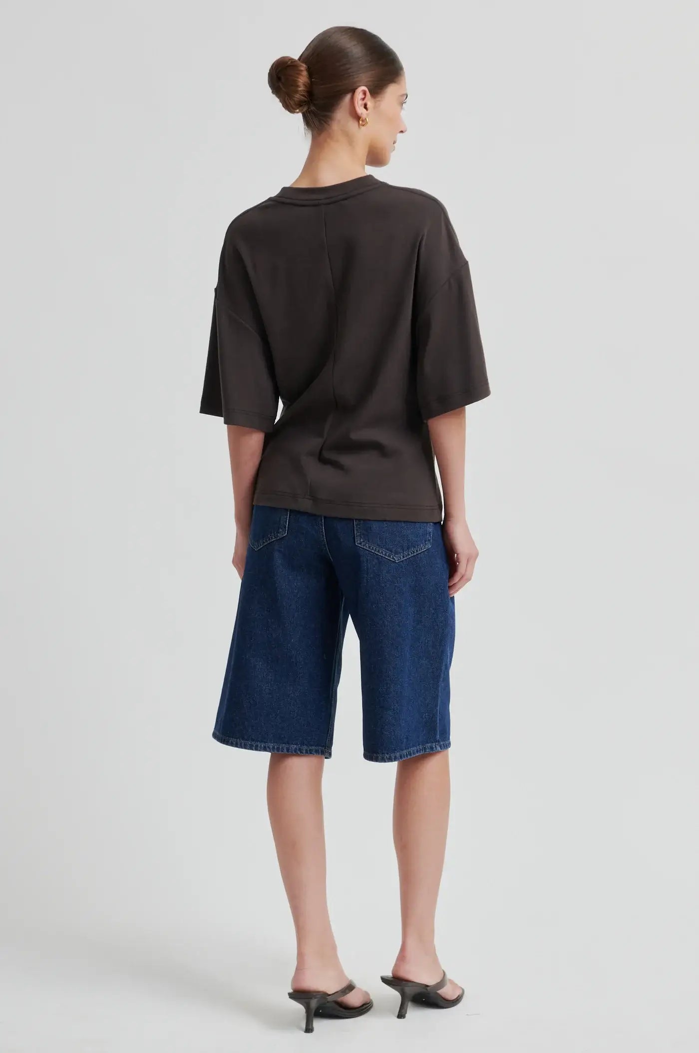Enora Brooch Tee - Chocolate Torte