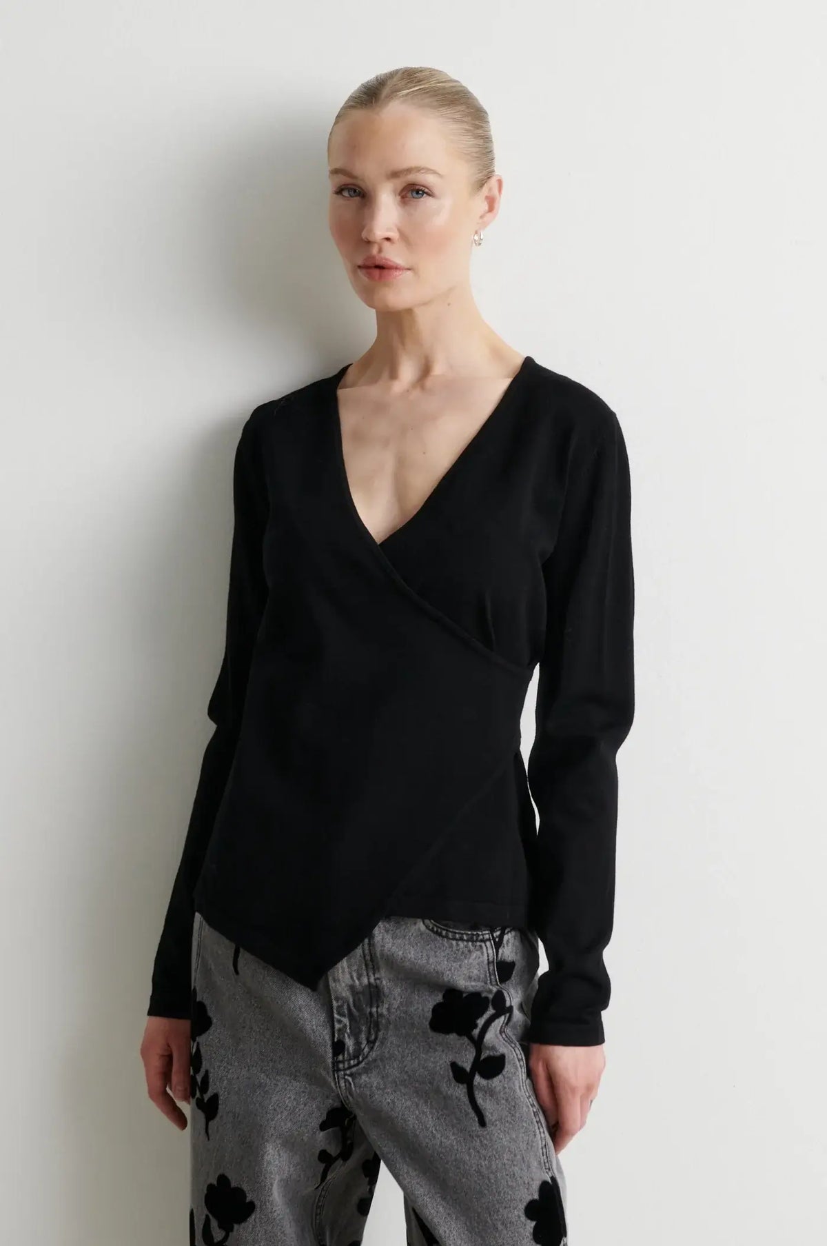 Stina Strick Wickel-V-Ausschnitt – Schwarz