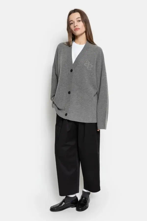 Olympia V-Neck Cardigan Sweater – Mittelgrau