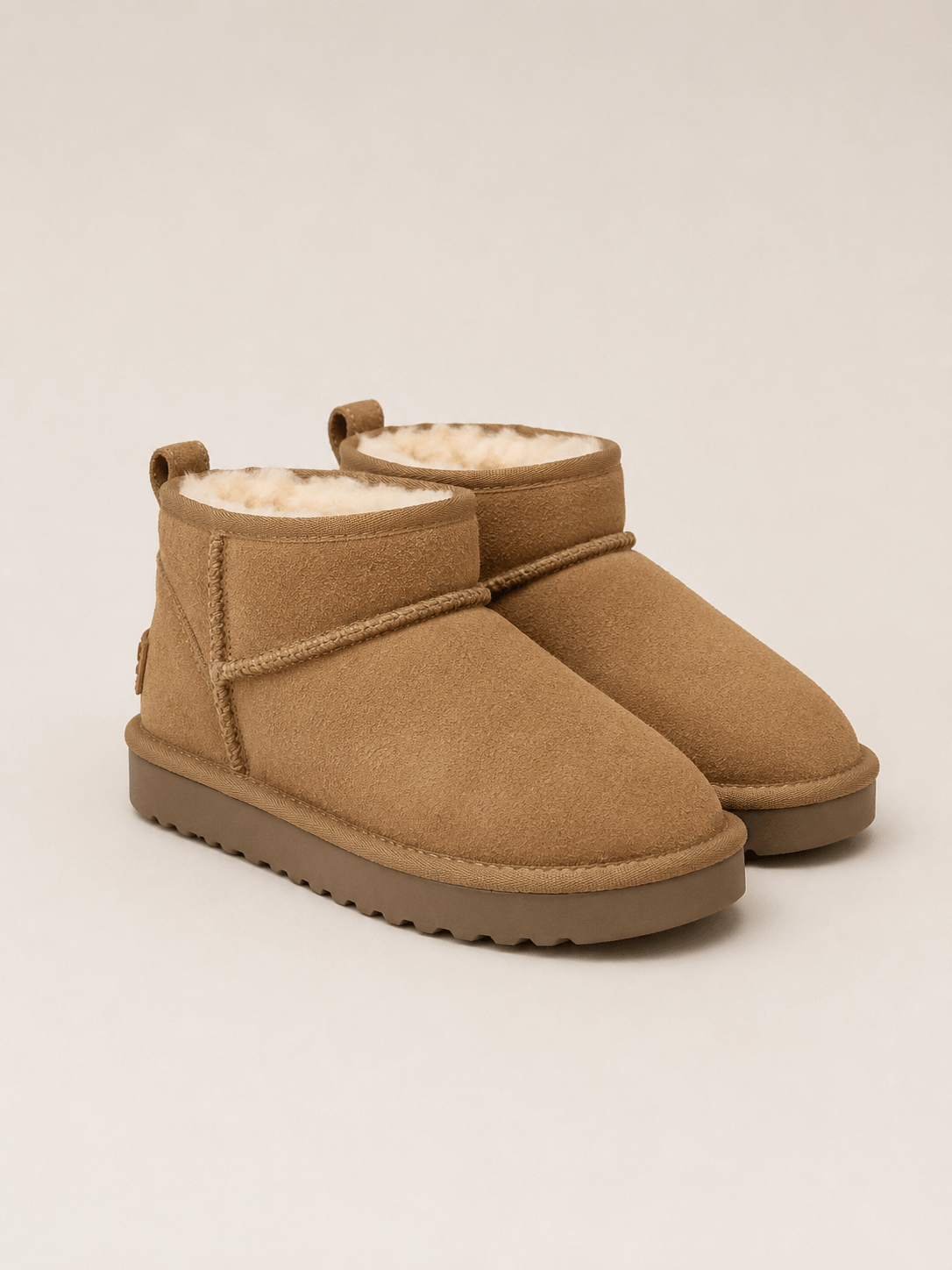 Kurzer Lammfellstiefel aus Veloursleder - Hellbraun