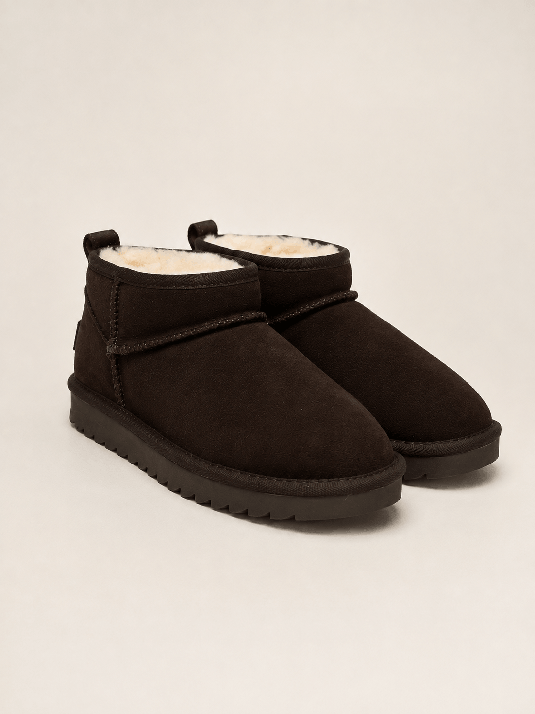 Kurzer Lammfellstiefel aus Veloursleder - Chocolate