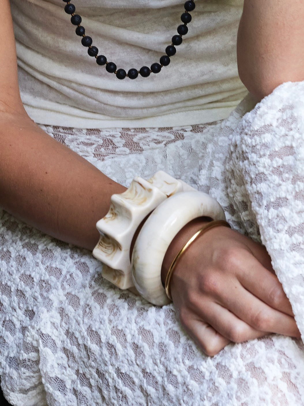 Bangle gelakte hars - off-white mêlée