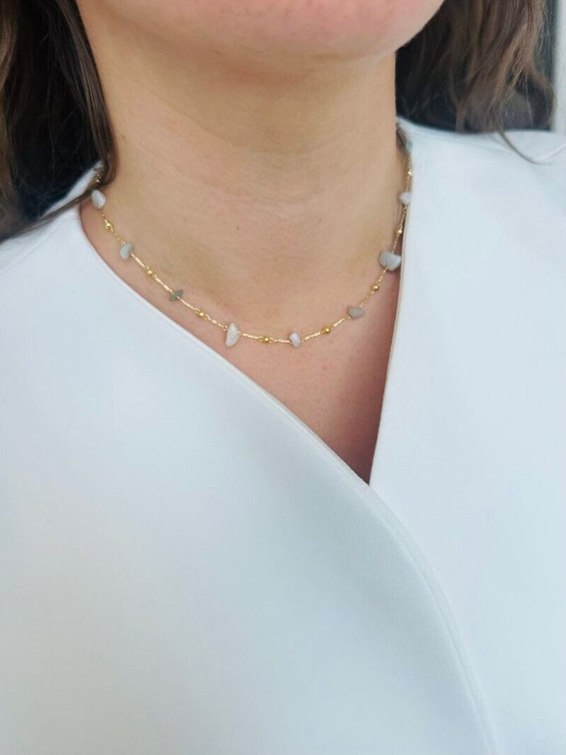 Fijn kort kettinkje met ongelijke edelsteentjes - Zeegroen