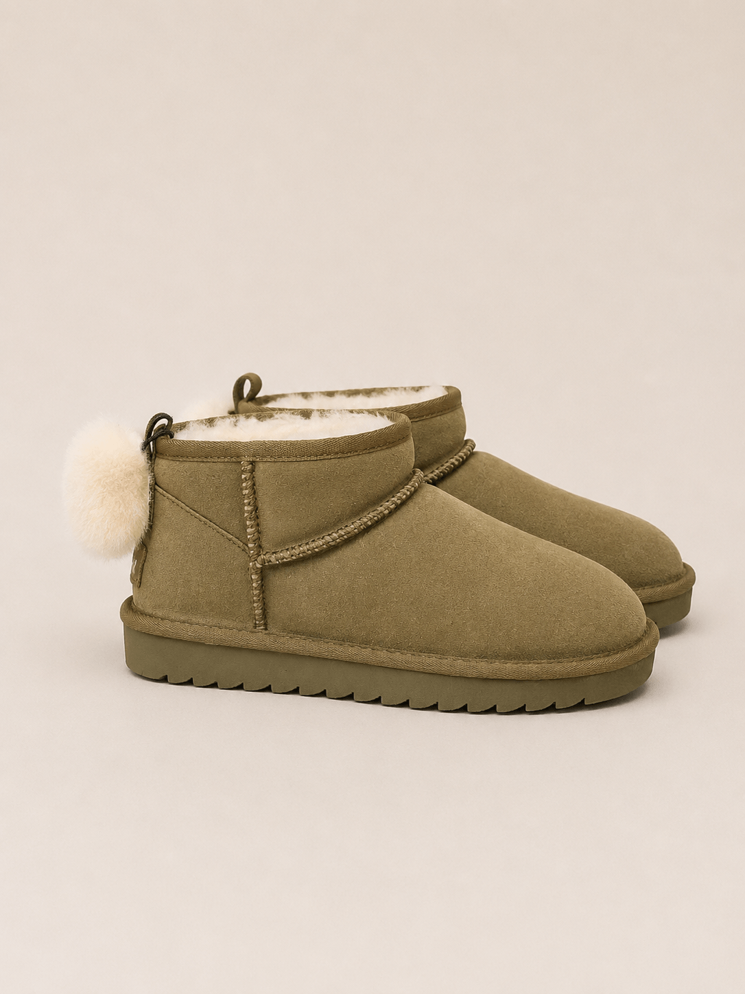 Kurzer Lammfellstiefel aus Veloursleder – Olivgrau