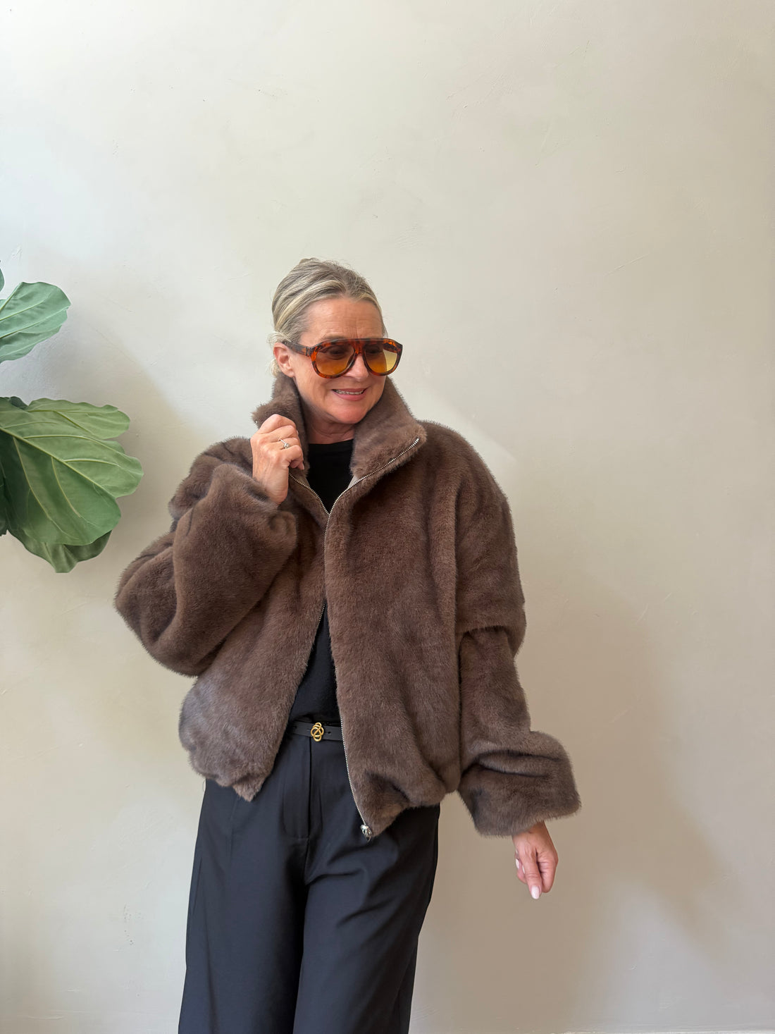 Ally Faux-Nerzjacke – Dunkelbraun/Olive