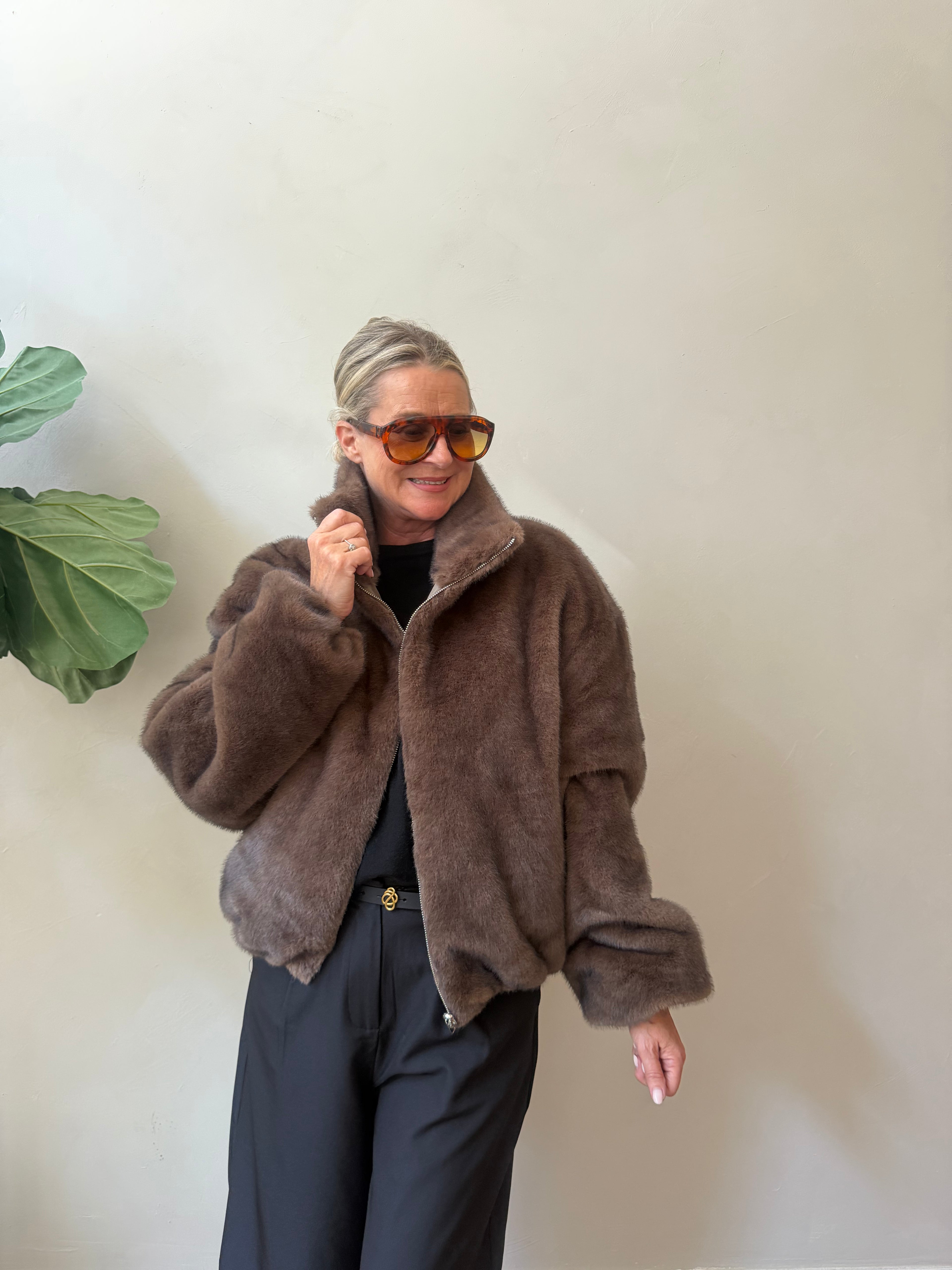 Ally Faux-Nerzjacke – Dunkelbraun/Olive