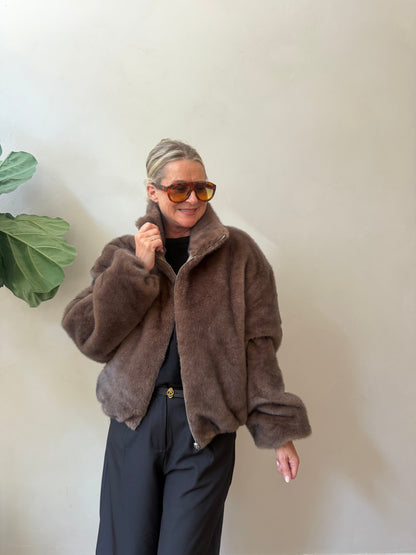 Ally Faux-Nerzjacke – Dunkelbraun/Olive