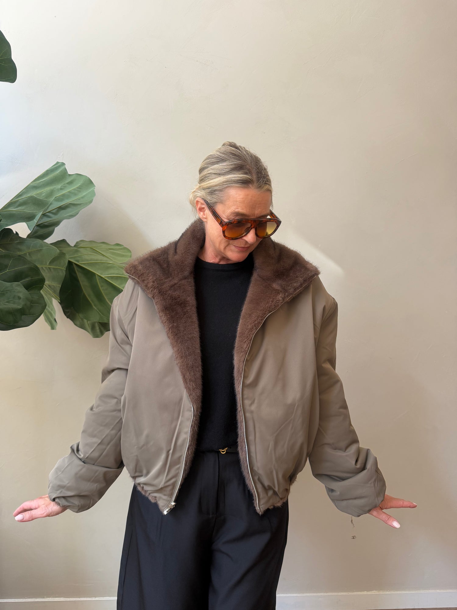 Ally Faux-Nerzjacke – Dunkelbraun/Olive