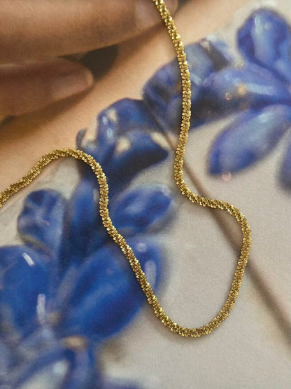 Fijne bewerkte korte ketting - Goud