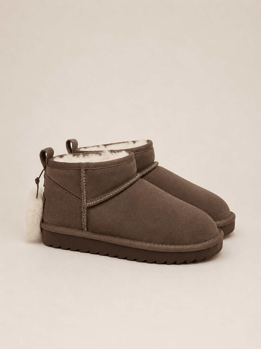 Kurzer Lammfell-Boot aus Veloursleder – Taupe