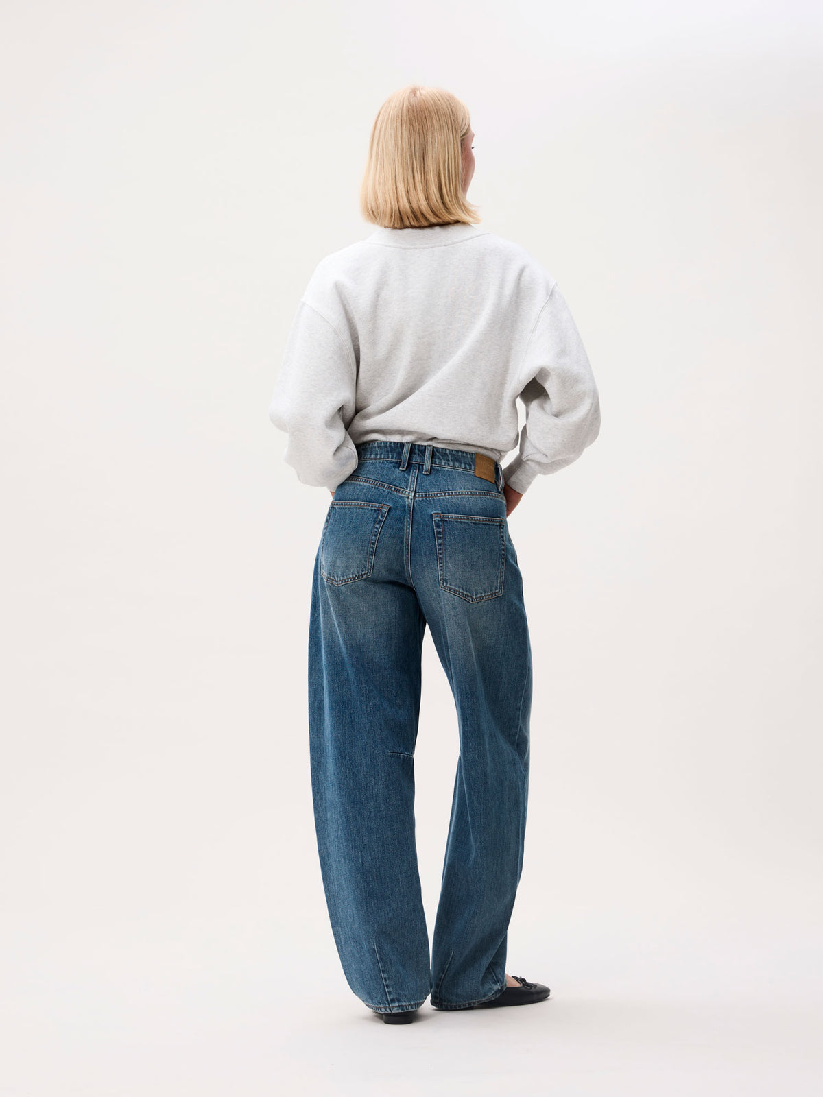 Bold Barrel Fit Jeans - Medium Blue