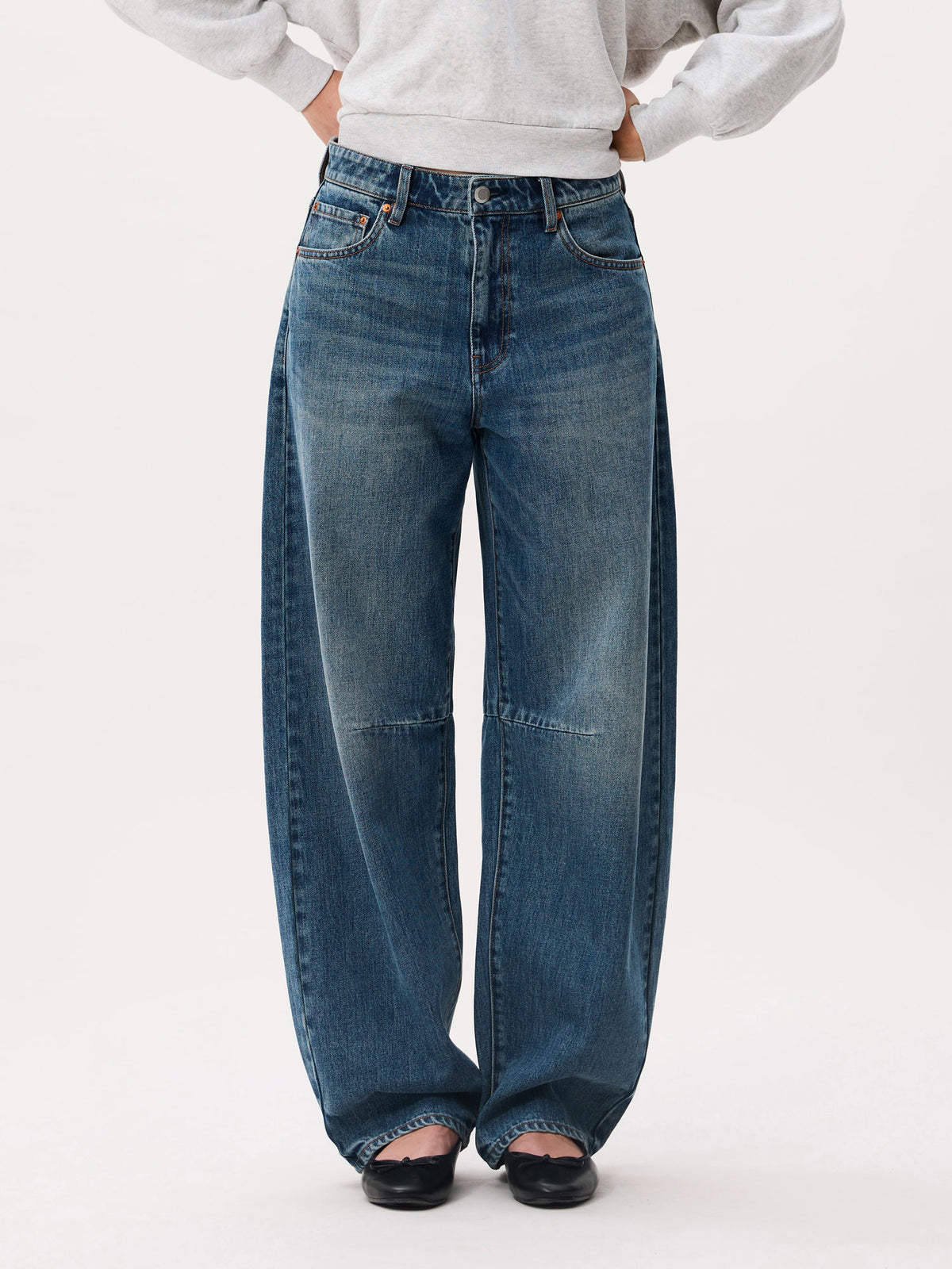 Bold Barrel Fit Jeans - Medium Blue