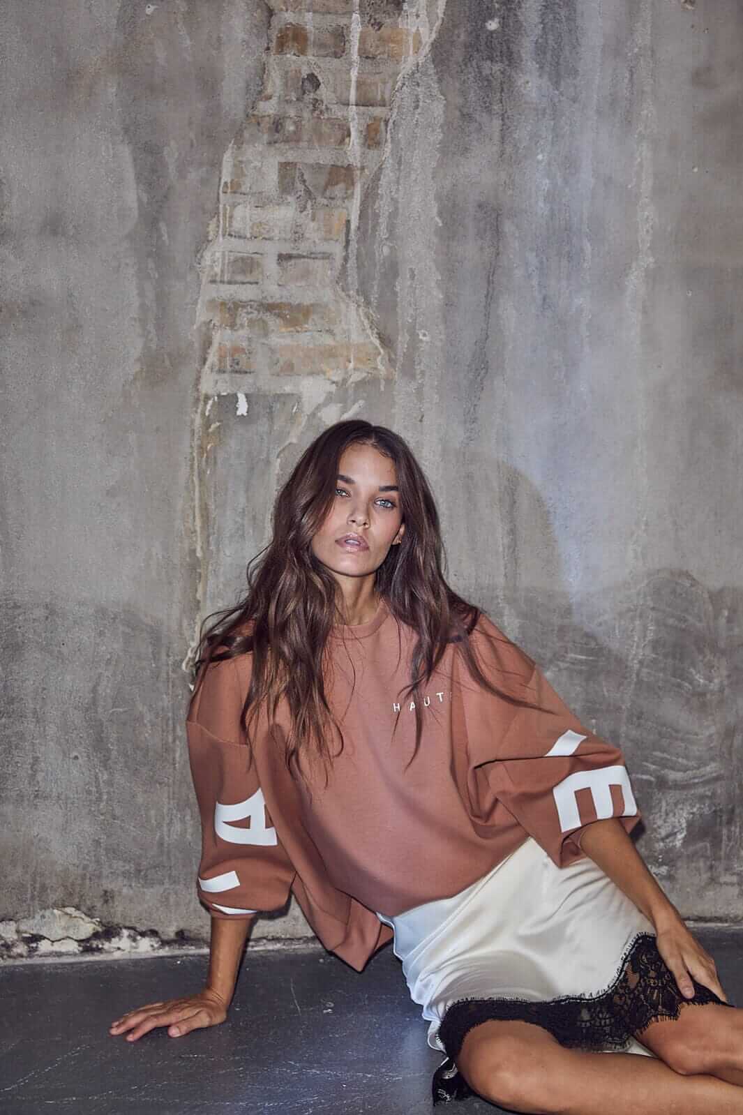 Maxi Split Logo Sweat - Camel