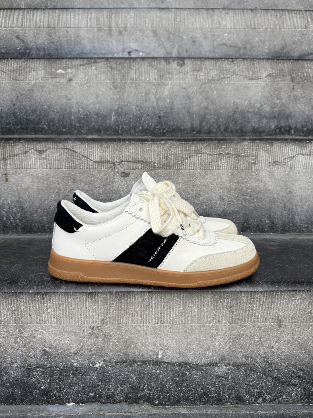 Santos - Off White Black