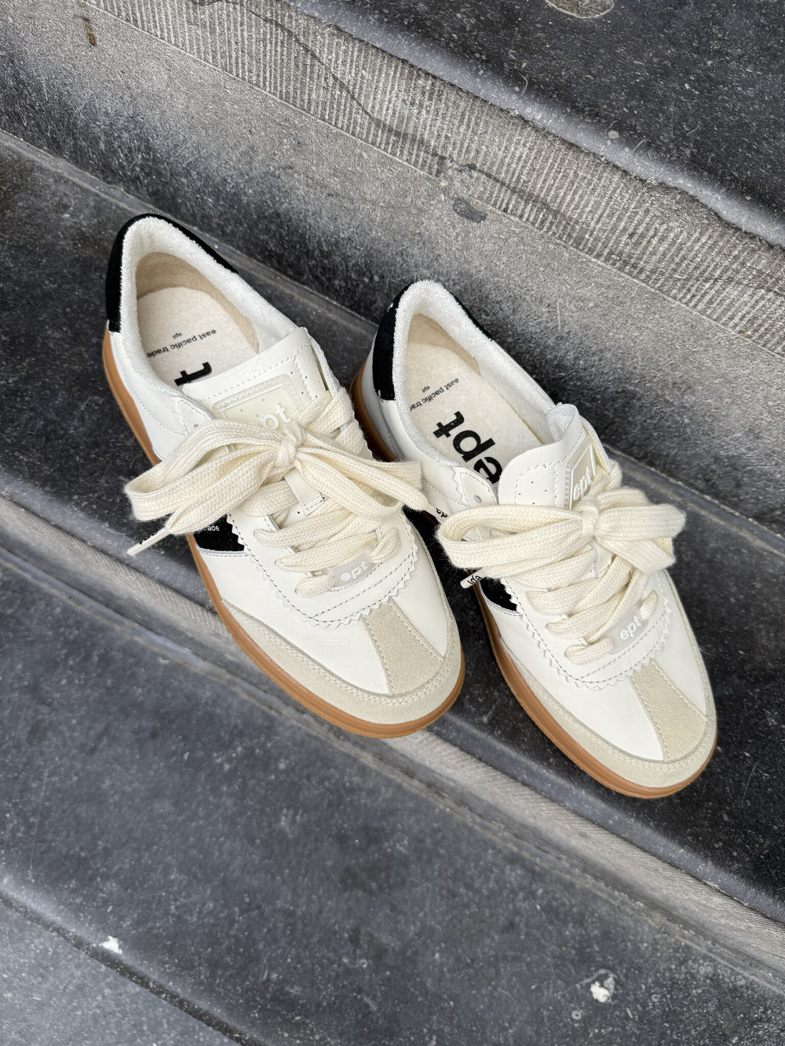 Santos - Off White Black