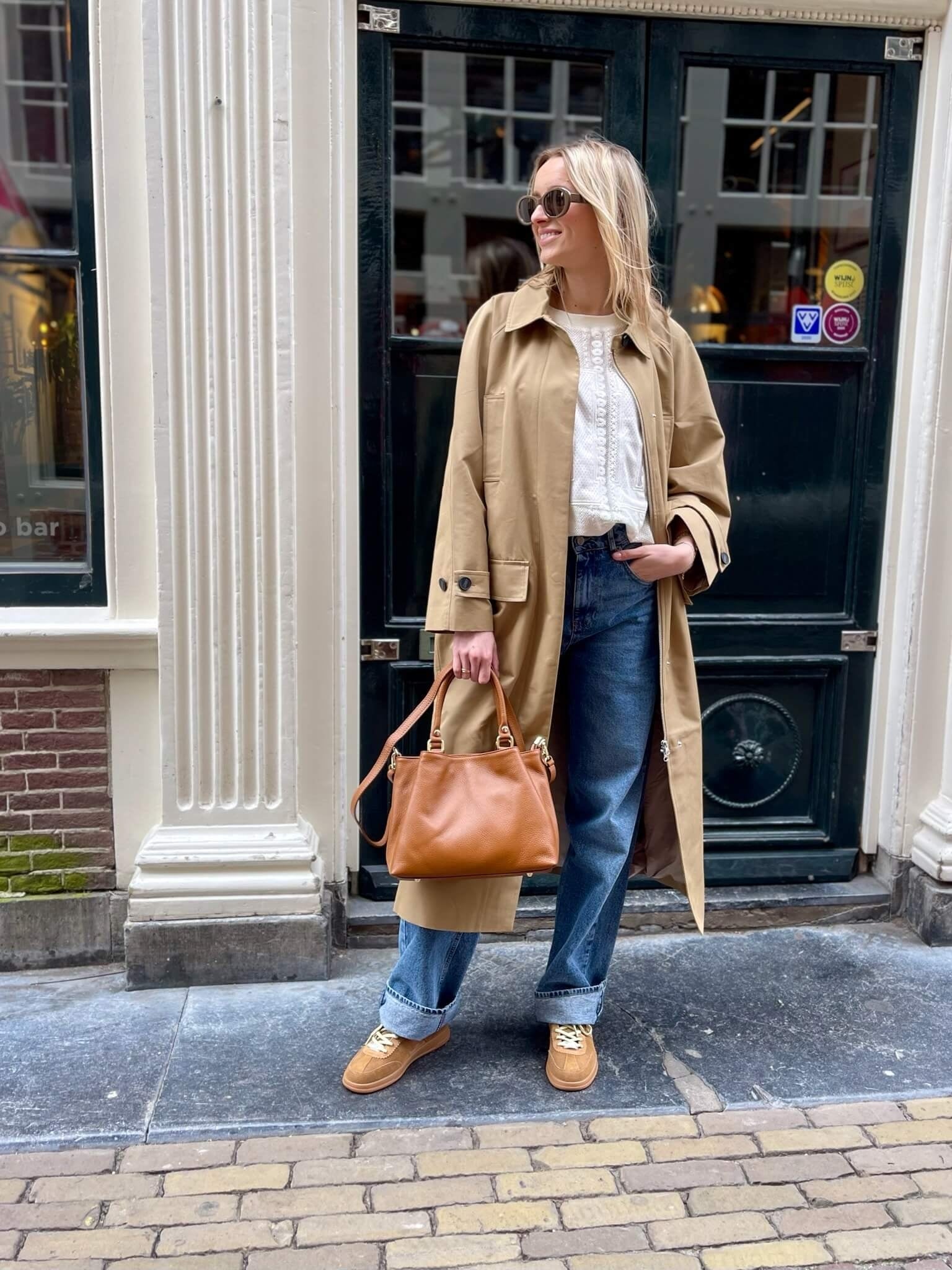 Trenchcoat with lace tee look