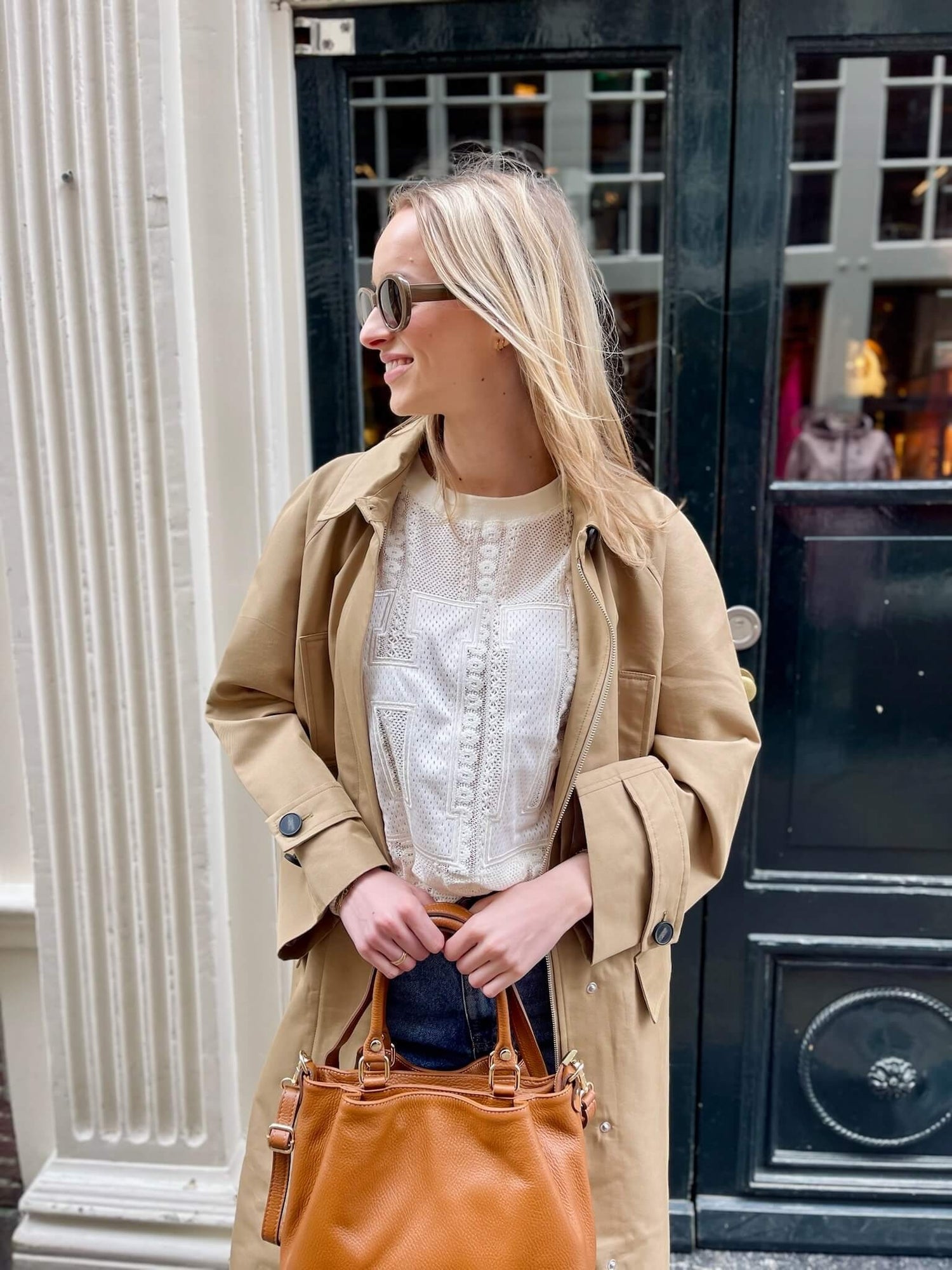 Trenchcoat with lace tee look